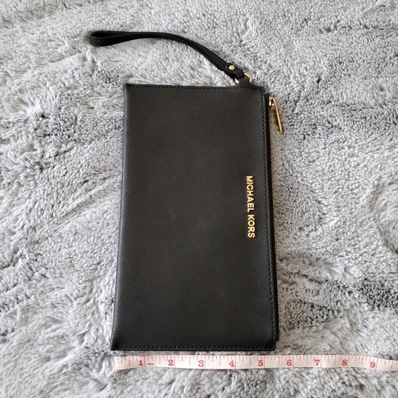 Michael Kors Jet Set Clutch - Picture 2 of 6